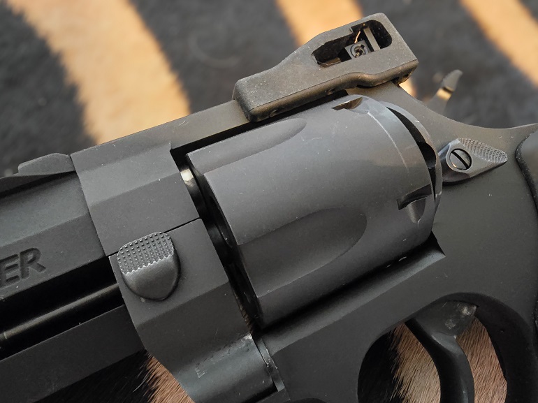 Taurus Raging Hunter revolver 454 Casull