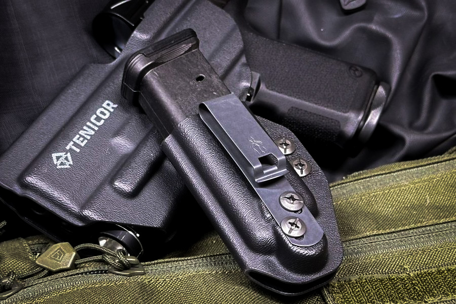 Carry and extra mag.